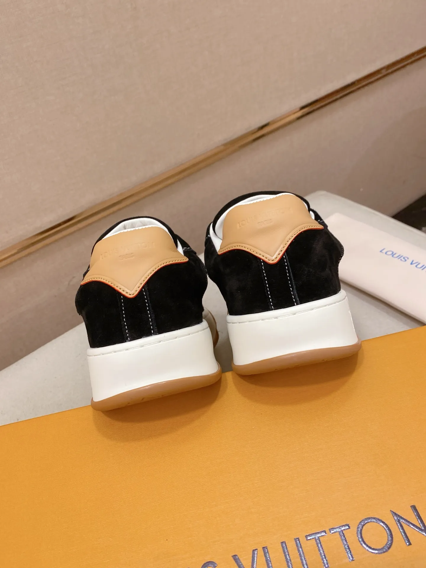 Factory price: 480💰 LV 🫏The colorful interpretation of BUTTERSOFT sneakers combines sheepskin, The colorful interpretation of LV BUTTERSOFT sneakers combines sheepskin and calfskin for a super soft feel. Designed by Pharrell Williams, this '60s-inspired shoe features a padded upper that's been crafted by Louis Vuitton craftsmen to further enhance the comfort of the leather. In addition to the LV initials, it features multiple signatures, including natural leather trim and an embossed pattern of Pharrell Williams and lobster on the side, referencing the Fall/Winter 2025 men’s show. A must-have artifact for fashionistas✅ Code number 38-44